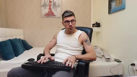 Snapshot of _alex_star chatting on 10.29.25 Alex online show from 10.29.25