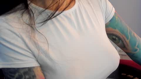 Snapshot of _aliice_1 chatting on 12.30.24 Alice online show from 12.30.24