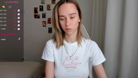 Snapshot of _alissaa_ chatting on 02.11.25 Alice online show from 02.11.25