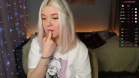 Snapshot of _blonde_barbie_ chatting on 12.12.24 Elizabeth online show from 12.12.24