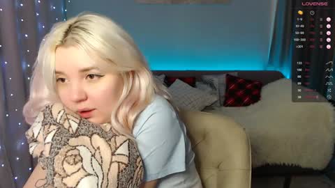 Snapshot of _blonde_barbie_ chatting on 12.15.24 Elizabeth online show from 12.15.24