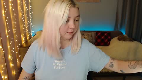 Snapshot of _blonde_barbie_ chatting on 12.18.24 Elizabeth online show from 12.18.24