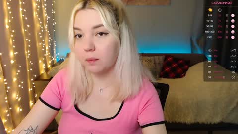 Snapshot of _blonde_barbie_ chatting on 12.22.24 Elizabeth online show from 12.22.24
