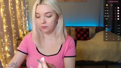 Snapshot of _blonde_barbie_ chatting on 12.23.24 Elizabeth online show from 12.23.24