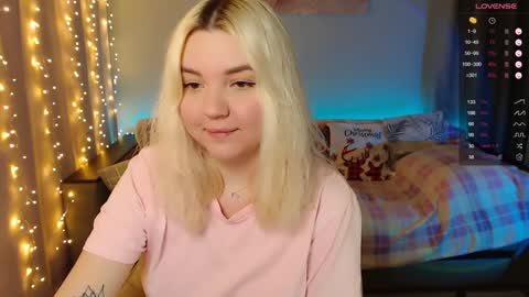 Snapshot of _blonde_barbie_ chatting on 01.13.25 Elizabeth online show from 01.13.25