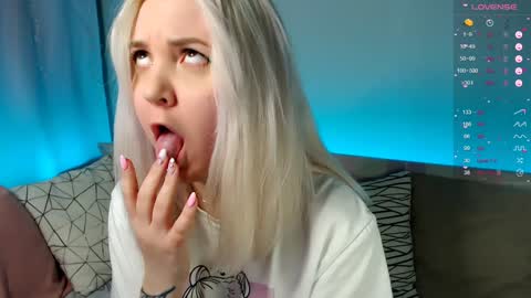 Snapshot of _blonde_barbie_ chatting on 01.29.25 Elizabeth online show from 01.29.25
