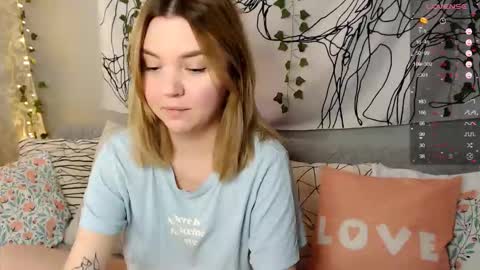Snapshot of _blonde_barbie_ chatting on 10.12.25 Elizabeth online show from 10.12.25