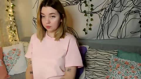 Snapshot of _blonde_barbie_ chatting on 10.16.25 Elizabeth online show from 10.16.25
