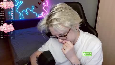 Snapshot of _elven_dreams__ chatting on 11.08.25 chloue and Gretta online show from 11.08.25