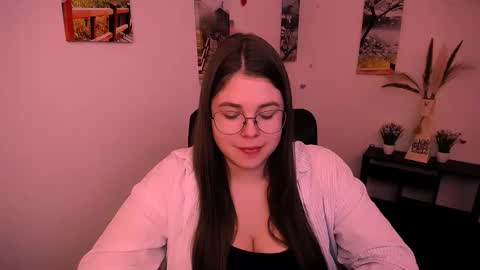 Snapshot of _lovely_mary chatting on 09.18.25 Mary online show from 09.18.25