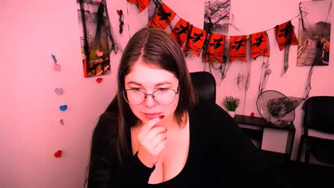 Snapshot of _lovely_mary chatting on 10.29.25 Mary online show from 10.29.25