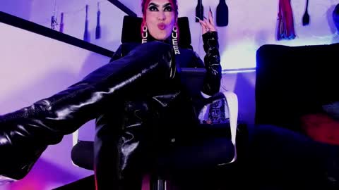 Snapshot of _luna_parisi chatting on 12.20.24 MISS LUNA online show from 12.20.24