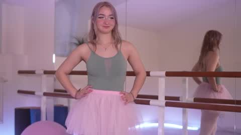 Snapshot of _meowwluffy_ chatting on 11.18.25 Feiia online show from 11.18.25