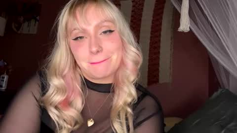 Snapshot of _peaceoutgirlscout_ chatting on 11.01.25 _peaceoutgirlscout_ online show from 11.01.25