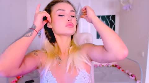 Snapshot of _ravena chatting on 10.05.25 _ravena online show from 10.05.25