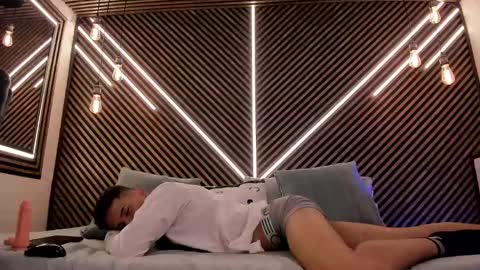 Snapshot of _white_fox_ chatting on 02.12.25 white fox online show from 02.12.25