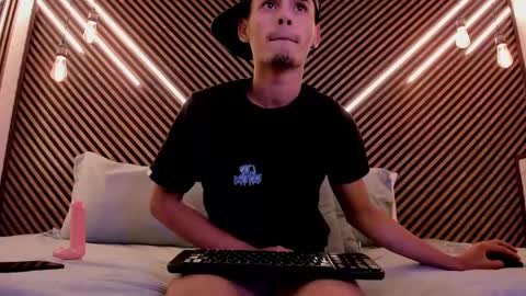 Snapshot of _white_fox_ chatting on 02.19.25 white fox online show from 02.19.25