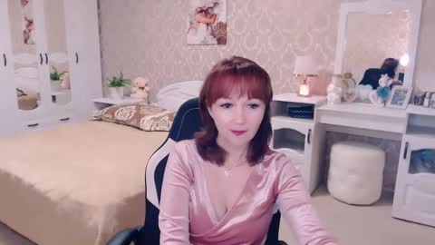 Snapshot of adelemoran chatting on 12.01.24 AdeleMoran online show from 12.01.24