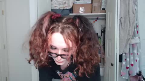 Snapshot of aestrogen chatting on 10.06.25 AESTROGEN online show from 10.06.25