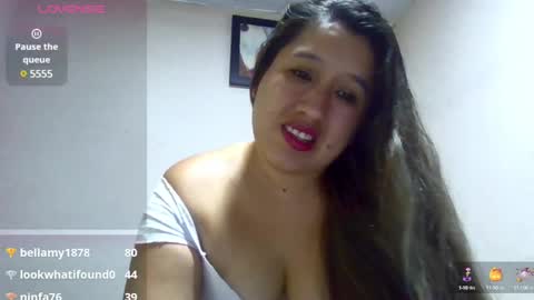 Snapshot of alahia_fox chatting on 02.20.25 alahia online show from 02.20.25