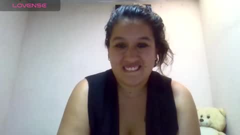 Snapshot of alahia_fox chatting on 02.27.25 alahia online show from 02.27.25