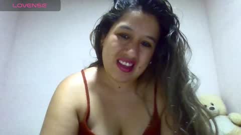 Snapshot of alahia_fox chatting on 02.28.25 alahia online show from 02.28.25