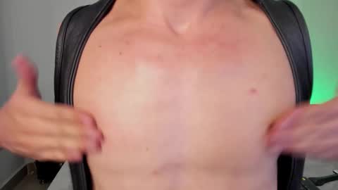 Snapshot of alexxander_hall chatting on 10.31.25 Alexxander Hall online show from 10.31.25