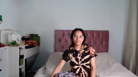 Snapshot of alia054 chatting on 10.04.25 Alia online show from 10.04.25