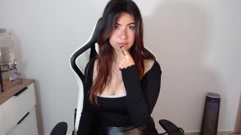 Snapshot of alice_middle01 chatting on 02.12.25 Alice online show from 02.12.25