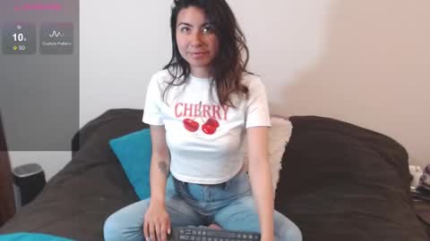 Snapshot of alice_middle01 chatting on 09.15.25 Alice online show from 09.15.25