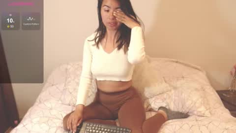 Snapshot of alice_middle01 chatting on 09.25.25 Alice online show from 09.25.25