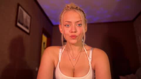 Snapshot of aliceoceaneyes chatting on 09.23.25 aliceoceaneyes online show from 09.23.25