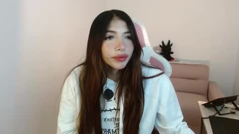 Snapshot of alicia_key_ chatting on 11.10.25 ALICIA online show from 11.10.25