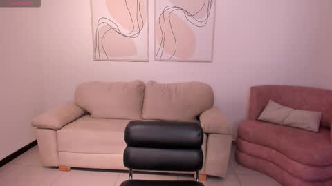 Snapshot of alinakravitz_ chatting on 10.19.25 alinakravitz_ online show from 10.19.25