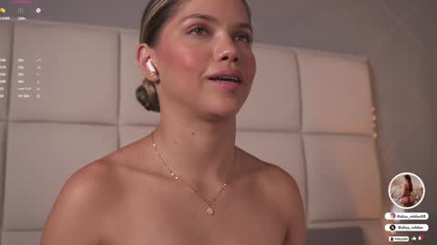 Snapshot of alisa_roldan chatting on 02.01.25 online show from 02.01.25