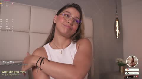 Snapshot of alisa_roldan chatting on 02.04.25 online show from 02.04.25