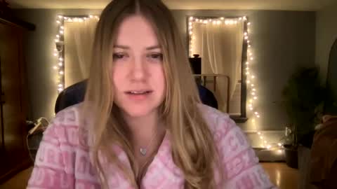 Snapshot of allyanalangel chatting on 02.07.25 allyanalangel online show from 02.07.25