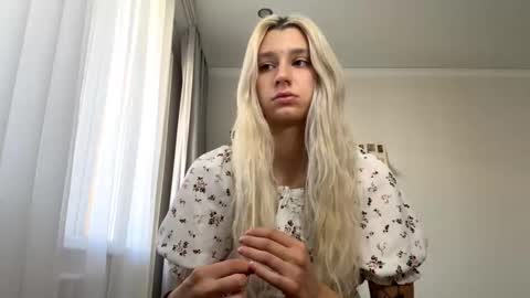 Snapshot of almetazorc chatting on 09.09.25 Arina online show from 09.09.25