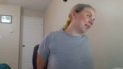 Snapshot of amandainbloom chatting on 10.27.25 Amanda online show from 10.27.25