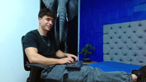 Snapshot of andre_parker chatting on 02.21.25 Andre Parker online show from 02.21.25