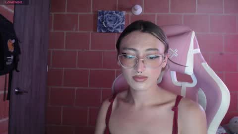 Snapshot of andrea_camila chatting on 10.07.25 Andrea  online show from 10.07.25