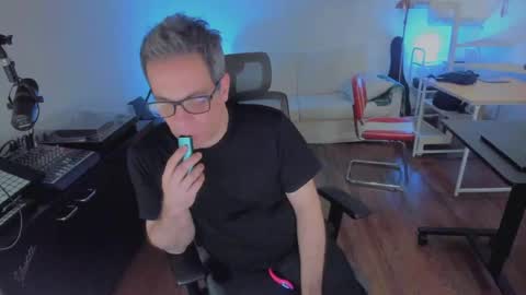 Snapshot of andy0pandi chatting on 10.06.25 Andrew online show from 10.06.25