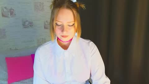 Snapshot of angellisss chatting on 10.19.25 Cutie online show from 10.19.25