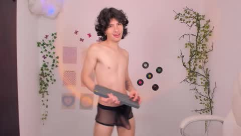 Snapshot of angelo_duarte chatting on 09.30.25 Angel online show from 09.30.25