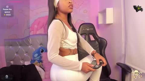 Snapshot of angelsmia_ chatting on 10.31.25  MIA available content ask online show from 10.31.25