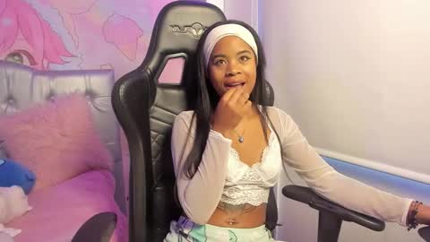 Snapshot of angelsmia_ chatting on 11.01.25  MIA available content ask online show from 11.01.25