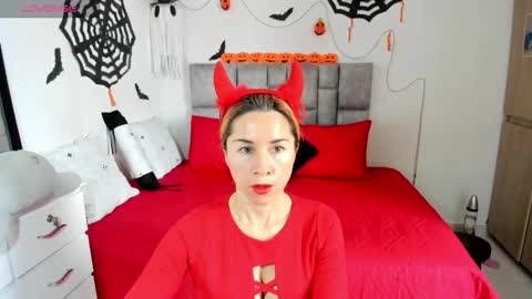 Snapshot of angie_blondie chatting on 10.25.25 angie online show from 10.25.25