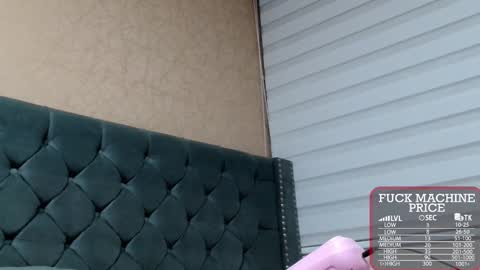 Snapshot of anne_julienne chatting on 10.28.25       online show from 10.28.25