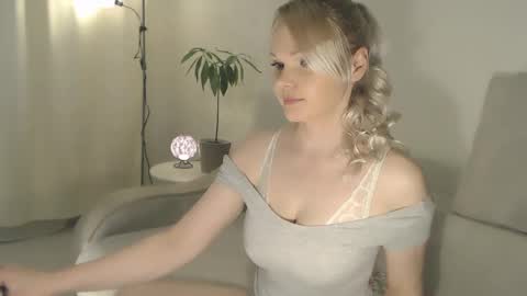 Snapshot of annett chatting on 02.08.25 Annett online show from 02.08.25