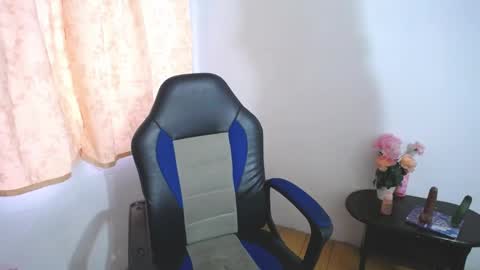 Snapshot of annie_doll1 chatting on 10.08.25 Annie3 online show from 10.08.25